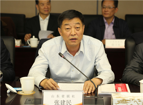 7.农合委员会第五届副主任、山东省联社党委书记、理事长张建民主持农合委员会第五届委员会一次会议.jpg