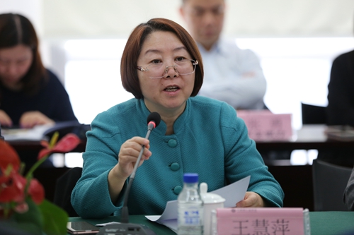 委员会主任单位、包商银行行长王慧萍出席会议致辞.jpg