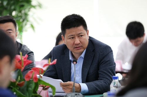 委员会常务副主任、包商银行行长助理刘鑫提请审议委员会2016年工作总结、2017年工作计划并介绍研究工作组工作计划.jpg