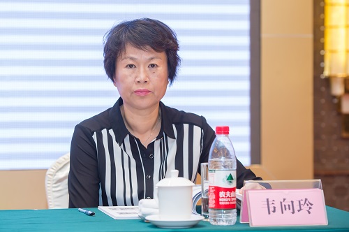 6.广西银行业协会常务专职副会长韦向玲出席会议.jpg