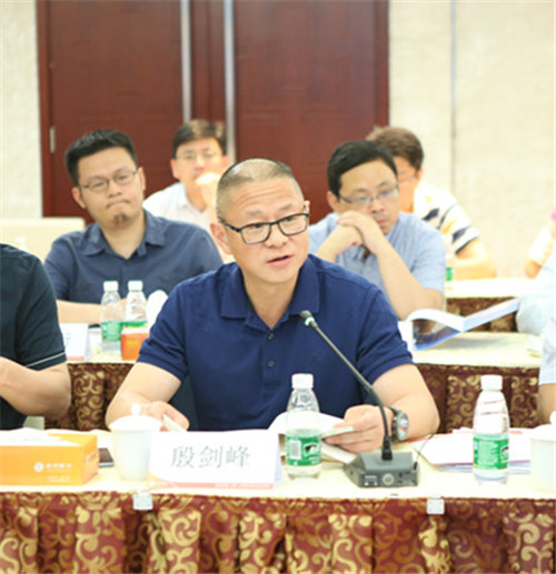 国家金融与发展实验室副主任、浙江银行首席经济学家殷剑峰点评课题.jpg