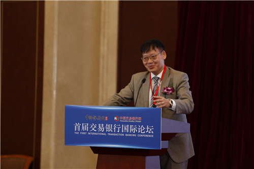 香港金融管理局助理总裁李树培进行主旨发言.jpg