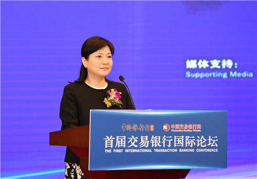 中国银行业协会副秘书长、《中国银行业》杂志社社长张亮主持会议.JPG