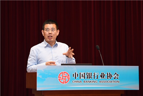 7.中华保险研究所总经理郝联峰作主旨演讲.jpg