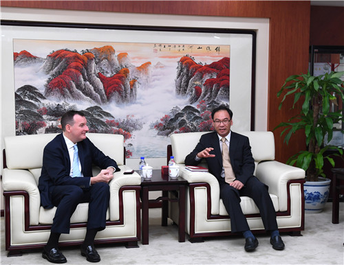 中国银行业协会秘书长黄润中与道富银行北亚区负责人Richard Fogarty会谈.jpg