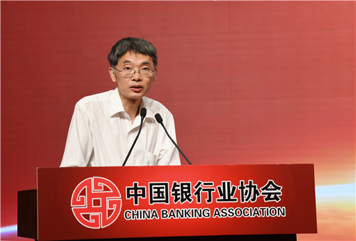 4.中国银监会政策研究局叶燕斐巡视员点评《报告》.jpg