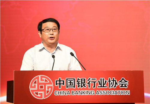 9.中国银行业协会胡忠福纪委书记宣布特等奖、一等奖获奖名单.jpg