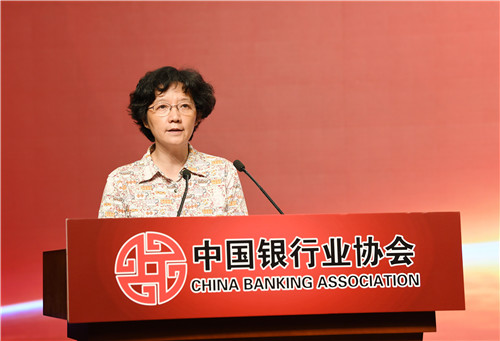 10.中国银行业协会古瑞副秘书长宣读《关于表彰中国银行业发展研究优秀成果评选（2017）获奖个人及单位的决定》.jpg