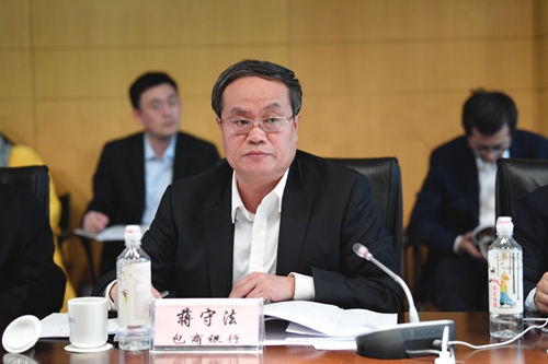 9.常委会办公室主任、包商银行办公室主任蒋守法提请第三届常委会单位审议相关议案.JPG