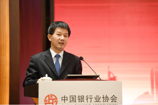 5中国银行业协会副秘书长周更强主持会议.jpg