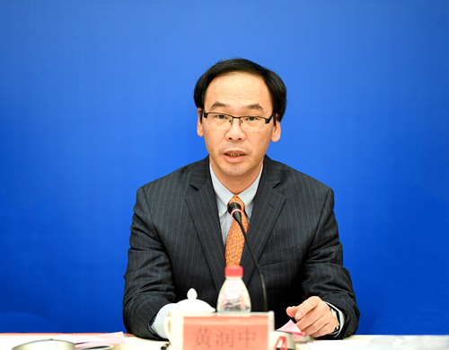 2.黄润中秘书长主持会议_副本.jpg