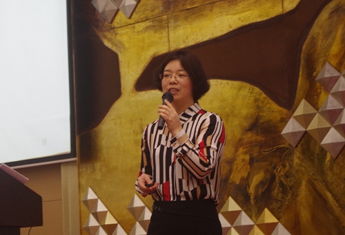 5中国民生银行运营管理部客户服务部主任助理李娜做主题分享_副本.jpg