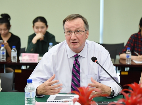 3、美国北美信托银行高级副总裁Paul Finlayson演讲_副本.jpg