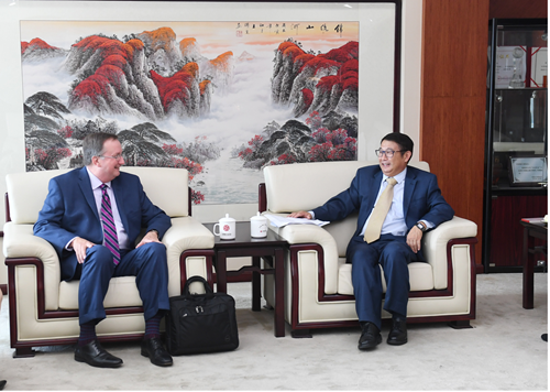 1、中国银行业协会银行卡专业委员会胡忠福专职副主任与美国北美信托银行Paul Finlayson会谈_副本.png