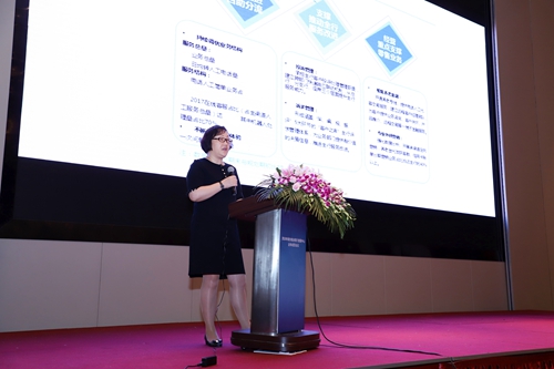 7上海银行渠道管理部客户服务中心总经理叶瑾做主题演讲.jpg