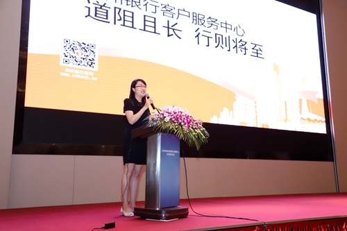 10郑州银行电子银行部副总经理刘翔远做主题演讲.jpg