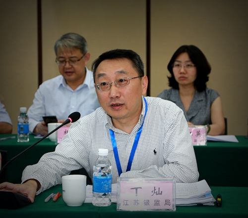 1.江苏银监局副局长丁灿作主题发言_副本.jpg