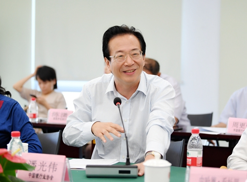 3.中国银行业协会党委书记、专职副会长潘光伟出席座谈会.jpg