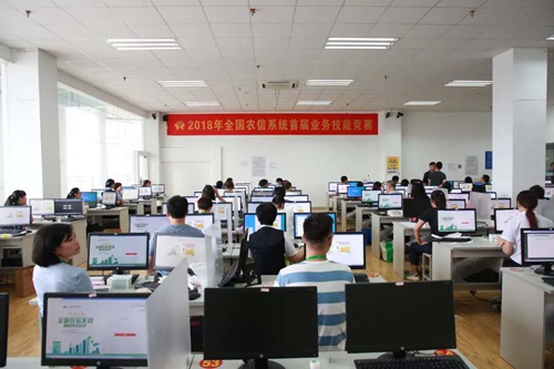 8.2018年全国农信系统业务技能竞赛现场，选手认真答题.jpg