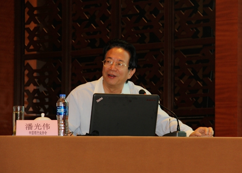 1.中国银行业协会党委书记、专职副会长潘光伟解析当前经济金融形势及银行运行情况.jpg
