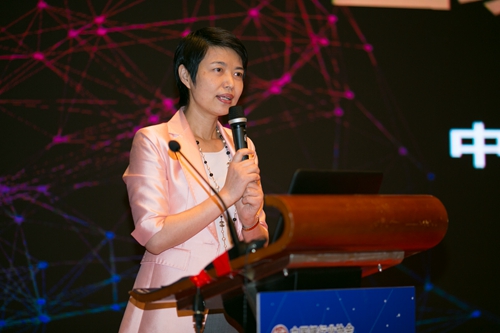 3 深圳壹账通科技有限公司副董事长兼联席总经理陈蓉介绍区块链业务.jpg