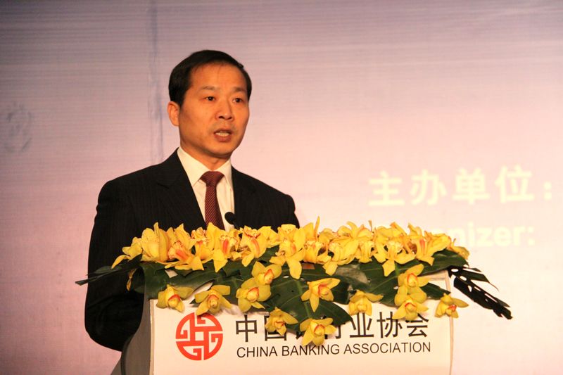 中国银行业协会自律工作委员会常务副主任、中国工商银行资产负债部朱长法总经理发布中国银行业系列服务规范标准.jpg