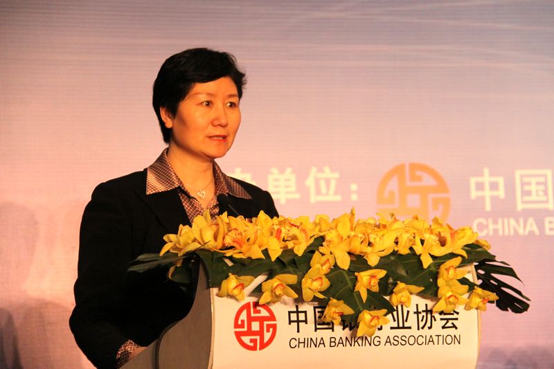 中国银行业协会自律工作委员会副主任、中国银行财务管理部王海燕副总经理发布《中国银行业公平对待消费者自律公约》.jpg